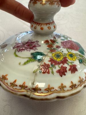A pair of Chinese famille rose candlesticks with floral design, Qianlong — photo 9