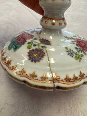 A pair of Chinese famille rose candlesticks with floral design, Qianlong — photo 10