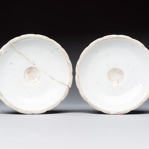 A pair of Chinese famille rose candlesticks with floral design, Qianlong — photo 7