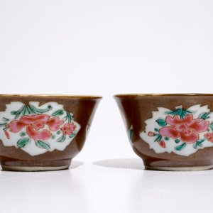 A pair of Chinese famille rose capucin ground cups and saucers, Qianlong — 照片 4