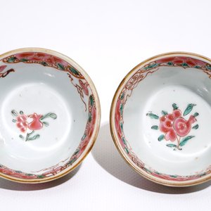 A pair of Chinese famille rose capucin ground cups and saucers, Qianlong — 照片 8