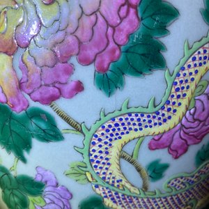 A pair of Chinese famille rose celadon-ground 'dragon' vases, 19th C. — 照片 18
