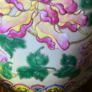 A pair of Chinese famille rose celadon-ground 'dragon' vases, 19th C. — 照片 10