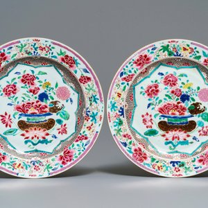 A pair of Chinese famille rose chargers with flower baskets, Qianlong — 照片 2