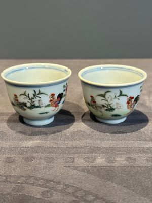 A pair of Chinese famille rose 'chicken' cups, Qianlong mark and of the period — photo 1
