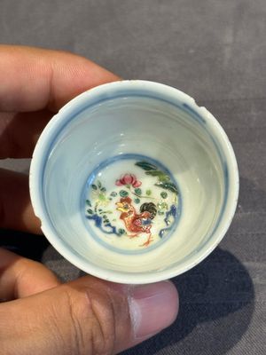 A pair of Chinese famille rose 'chicken' cups, Qianlong mark and of the period — photo 5