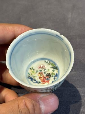 A pair of Chinese famille rose 'chicken' cups, Qianlong mark and of the period — photo 6