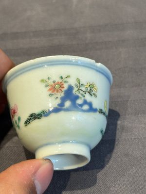 A pair of Chinese famille rose 'chicken' cups, Qianlong mark and of the period — photo 10