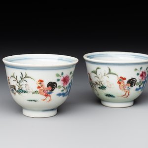 A pair of Chinese famille rose 'chicken' cups, Qianlong mark and of the period — photo 1