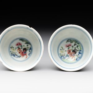 A pair of Chinese famille rose 'chicken' cups, Qianlong mark and of the period — photo 4