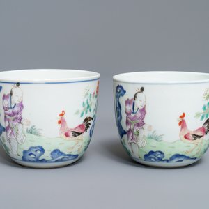 A pair of Chinese famille rose 'chicken' cups, Qianlong mark, late Qing or Republic — 照片 1