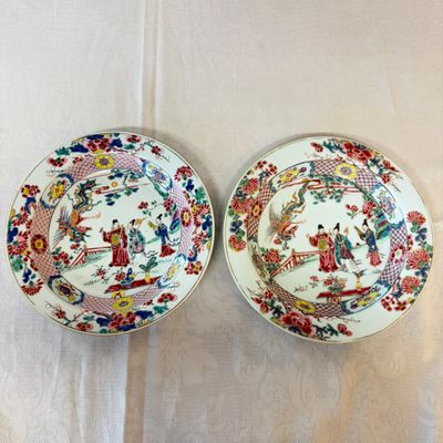 A pair of Chinese famille rose 'Chui Xiao Yin Feng 吹蕭引鳳' plates — 照片 1