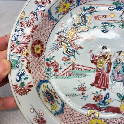 A pair of Chinese famille rose 'Chui Xiao Yin Feng 吹蕭引鳳' plates — 照片 3