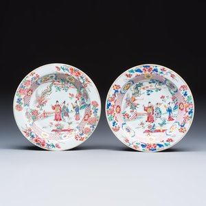 A pair of Chinese famille rose 'Chui Xiao Yin Feng 吹蕭引鳳' plates — 照片 1