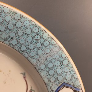 A pair of Chinese famille rose cockerel plates, Yongzheng — 照片 3