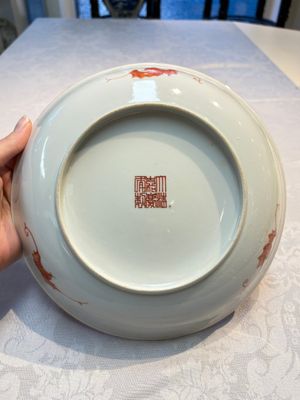A pair of Chinese famille rose coral-ground 'Playing Boys' plates, Jiaqing marks, Republic — 照片 11
