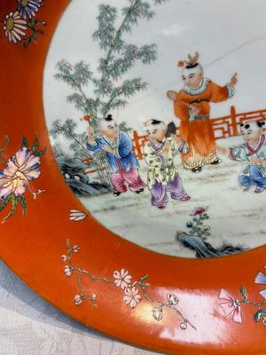A pair of Chinese famille rose coral-ground 'Playing Boys' plates, Jiaqing marks, Republic — 照片 3