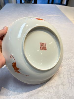 A pair of Chinese famille rose coral-ground 'Playing Boys' plates, Jiaqing marks, Republic — 照片 12