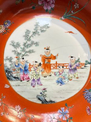 A pair of Chinese famille rose coral-ground 'Playing Boys' plates, Jiaqing marks, Republic — 照片 2