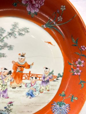 A pair of Chinese famille rose coral-ground 'Playing Boys' plates, Jiaqing marks, Republic — 照片 4