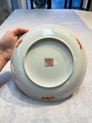 A pair of Chinese famille rose coral-ground 'Playing Boys' plates, Jiaqing marks, Republic — 照片 5