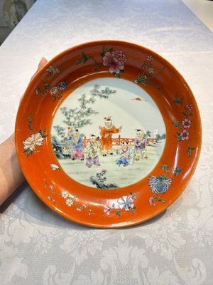 A pair of Chinese famille rose coral-ground 'Playing Boys' plates, Jiaqing marks, Republic — 照片 9