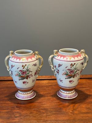 A pair of Chinese famille rose 'cornucopia' vases with chilong handles, Qianlong — 照片 3