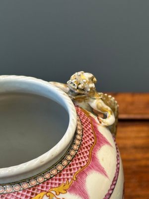A pair of Chinese famille rose 'cornucopia' vases with chilong handles, Qianlong — 照片 6