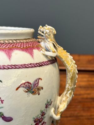 A pair of Chinese famille rose 'cornucopia' vases with chilong handles, Qianlong — 照片 7