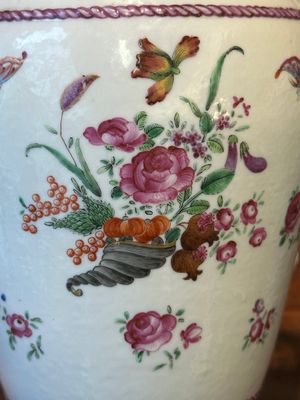 A pair of Chinese famille rose 'cornucopia' vases with chilong handles, Qianlong — 照片 8