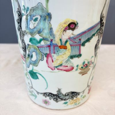 A pair of Chinese famille rose 'Court Lady in a Garden Setting' vases — 照片 7