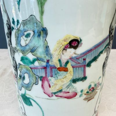 A pair of Chinese famille rose 'Court Lady in a Garden Setting' vases — 照片 8