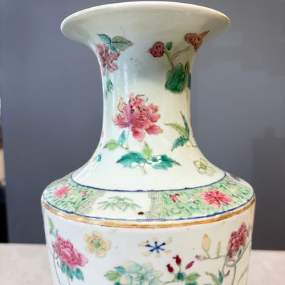 A pair of Chinese famille rose 'Court Lady in a Garden Setting' vases — 照片 9