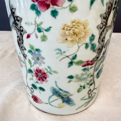 A pair of Chinese famille rose 'Court Lady in a Garden Setting' vases — 照片 12