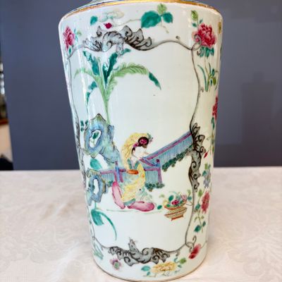 A pair of Chinese famille rose 'Court Lady in a Garden Setting' vases — 照片 14