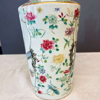 A pair of Chinese famille rose 'Court Lady in a Garden Setting' vases — 照片 16