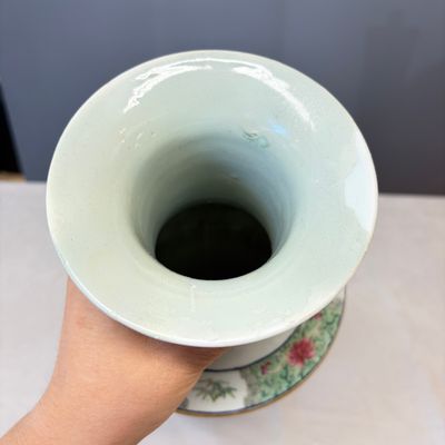 A pair of Chinese famille rose 'Court Lady in a Garden Setting' vases — 照片 17