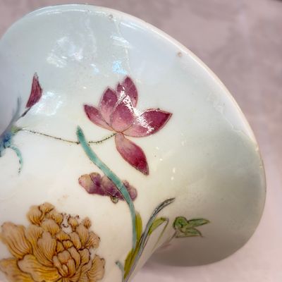A pair of Chinese famille rose 'Court Lady in a Garden Setting' vases — 照片 20