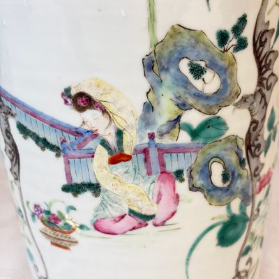 A pair of Chinese famille rose 'Court Lady in a Garden Setting' vases — 照片 25