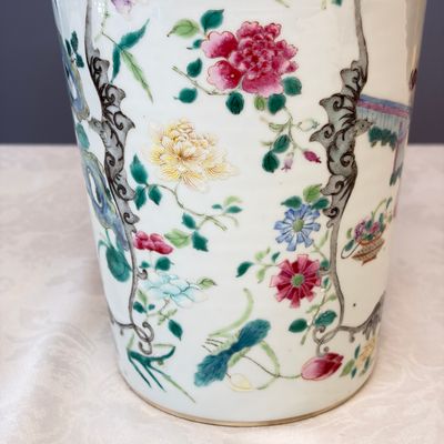 A pair of Chinese famille rose 'Court Lady in a Garden Setting' vases — 照片 28