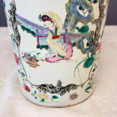 A pair of Chinese famille rose 'Court Lady in a Garden Setting' vases — 照片 31