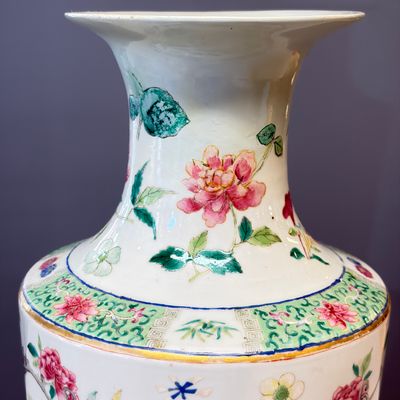 A pair of Chinese famille rose 'Court Lady in a Garden Setting' vases — 照片 32