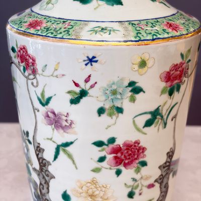 A pair of Chinese famille rose 'Court Lady in a Garden Setting' vases — 照片 33