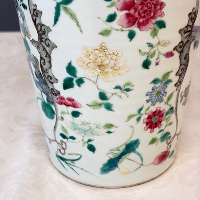 A pair of Chinese famille rose 'Court Lady in a Garden Setting' vases — 照片 34