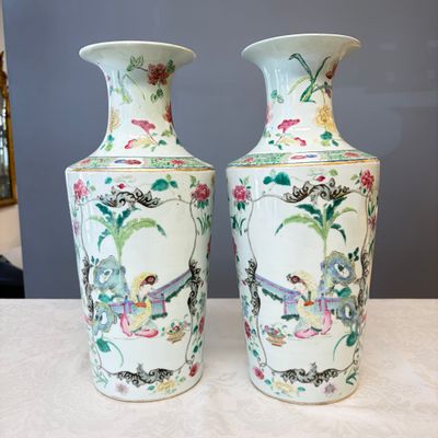 A pair of Chinese famille rose 'Court Lady in a Garden Setting' vases — 照片 1