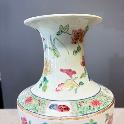 A pair of Chinese famille rose 'Court Lady in a Garden Setting' vases — 照片 3