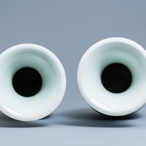 A pair of Chinese famille rose 'court scene' vases, 19/20th C. — photo 5