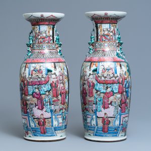 A pair of Chinese famille rose 'court scene' vases, 19th C — 照片 3