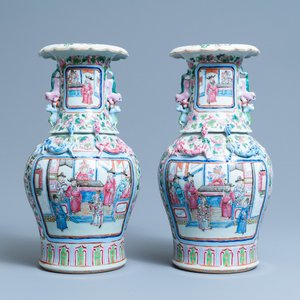 A pair of Chinese famille rose 'court scene' vases, 19th C. — photo 1