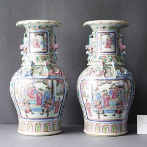 A pair of Chinese famille rose 'court scene' vases, 19th C. — photo 12
